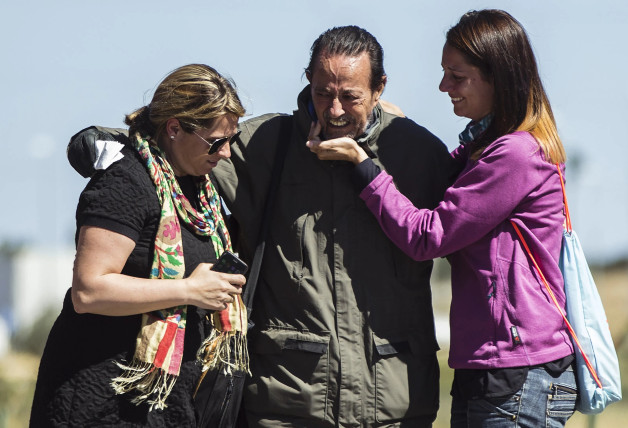 Julián Muñoz con sus hijas, Elia y Eloísa.