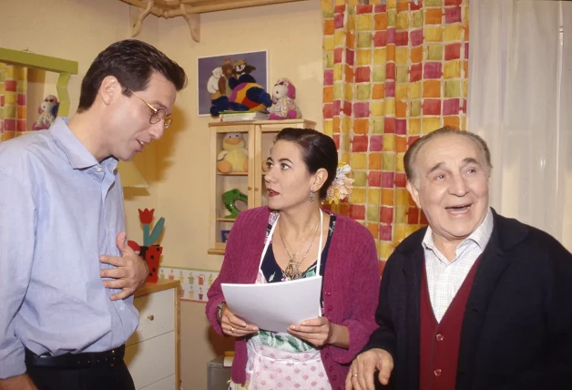 Luisa Martín con Emilio Aragón y Pedro Peña en el set de rodaje de 'Médico de familia'.