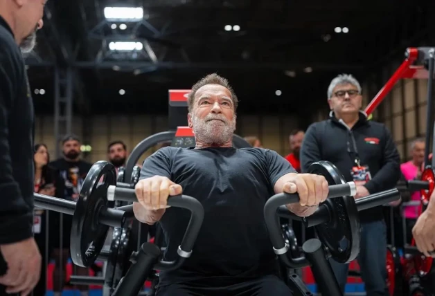 Arnold Schwarzenegger sigue haciendo deporte.