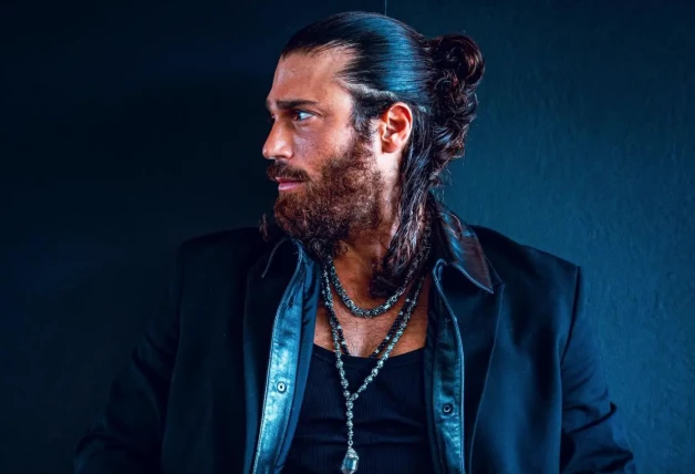 Can Yaman posando de lado.