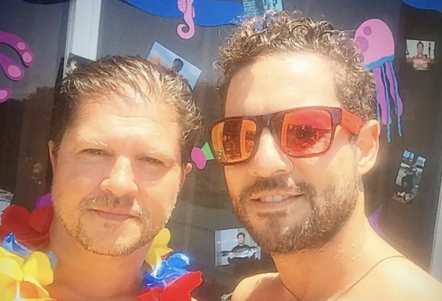 David Bisbal, muy contento posando con su hermano, José María.