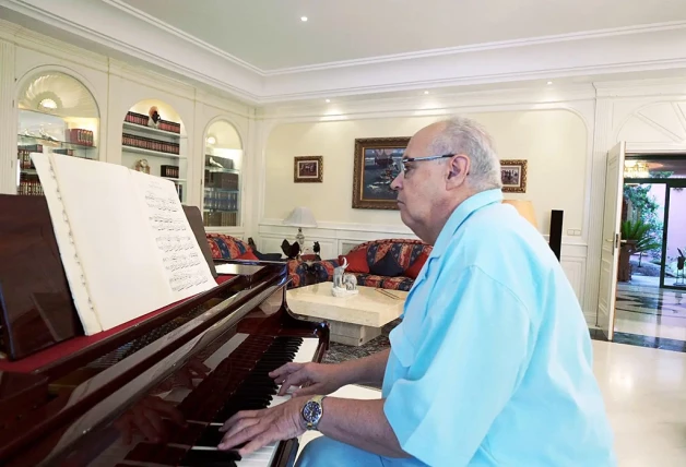 José Luis Moreno toca piano en su casa