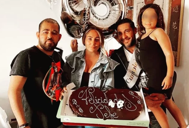 Antonio David, celebrando su cumpleaños con sus 3 hijos.