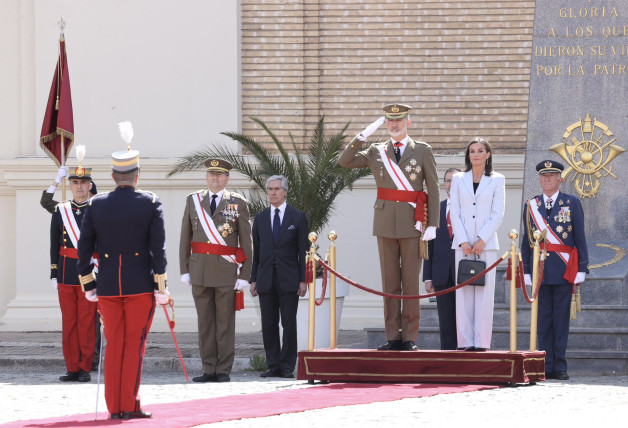 Felipe VI y la reina Letizia en el acto conmemorativo de la jura de bandera