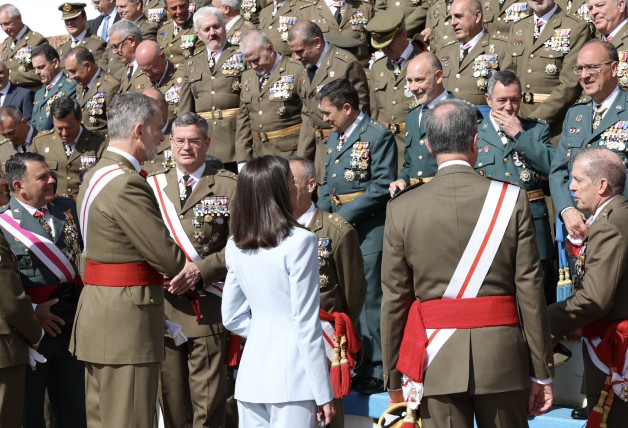 Felipe VI y la reina Letizia en el acto conmemorativo de la jura de bandera