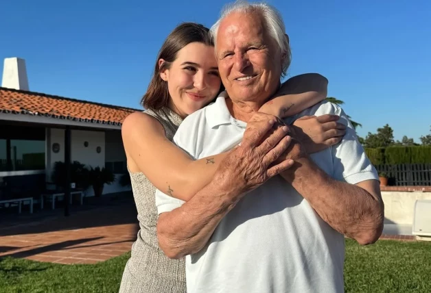 Alba Díaz y su abuelo, Manuel Benítez 'El Cordobés'.