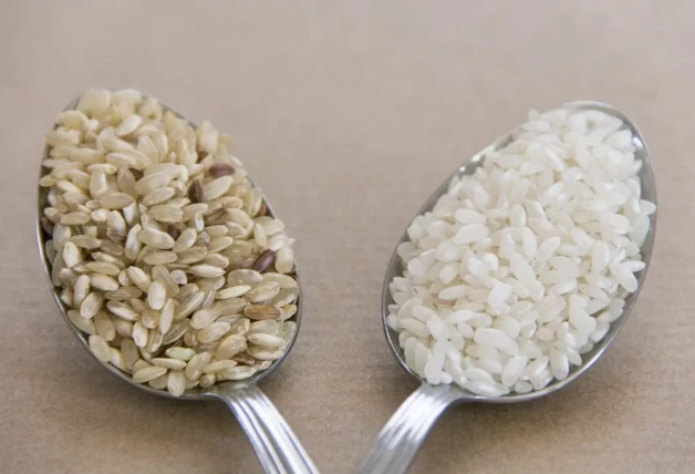 ¿Cuál es la diferencia entre arroz blanco y arroz integral?