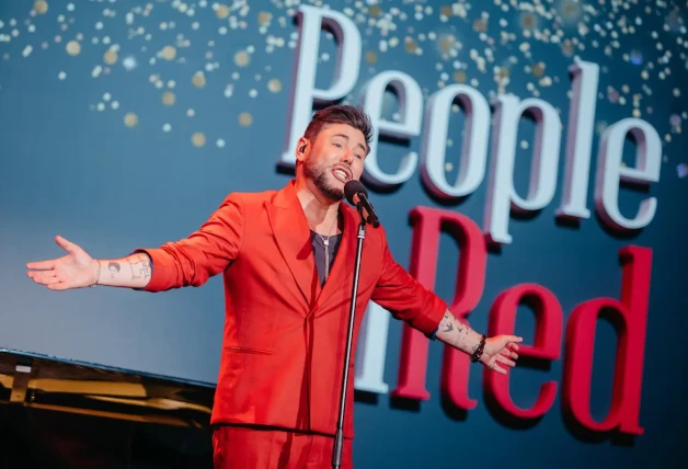Miguel Poveda en la gala People in red