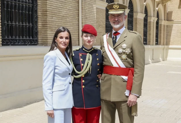 La princesa Leonor posando con sus padres, Felipe y Letizia, en Zaragoza.