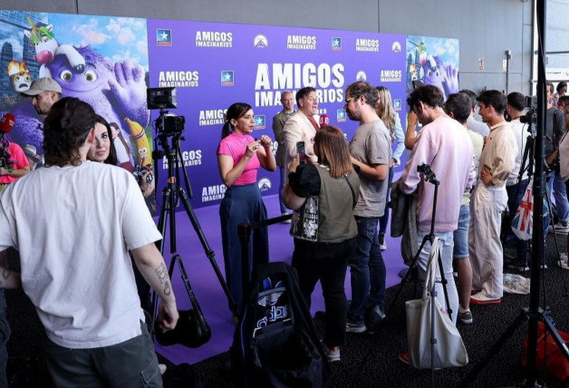 Chenoa atiende prensa en la Premiere 'Amigos imaginarios' redes sociales