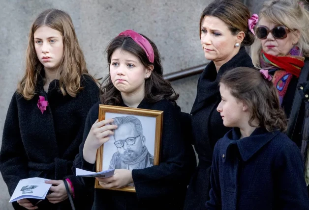 Marta Luisa de Noruega y sus hijas