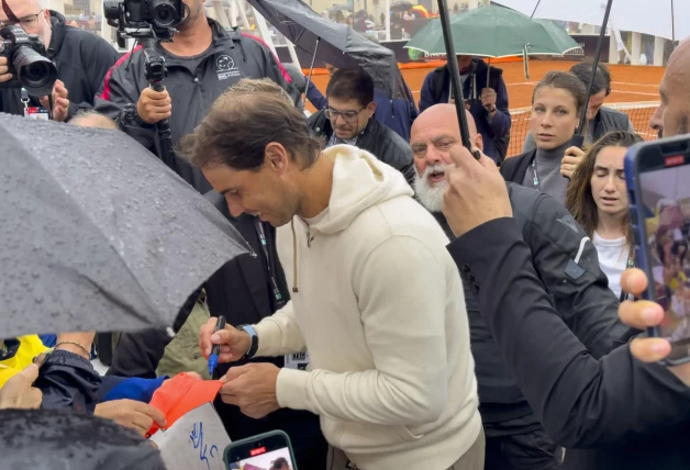 Rafa Nadal firmando autografos