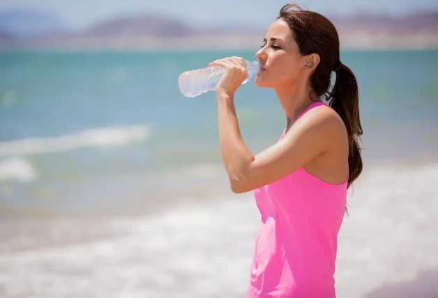 mujer bebiendo agua