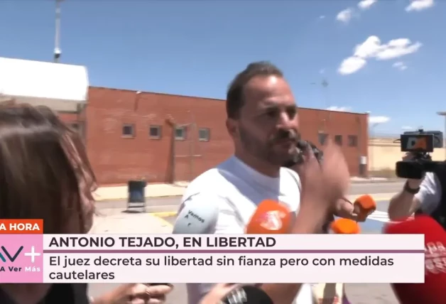 Antonio Tejado saliendo de la cárcel.