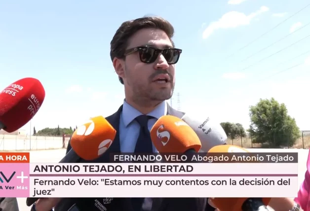 Antonio Tejado saliendo de la cárcel.