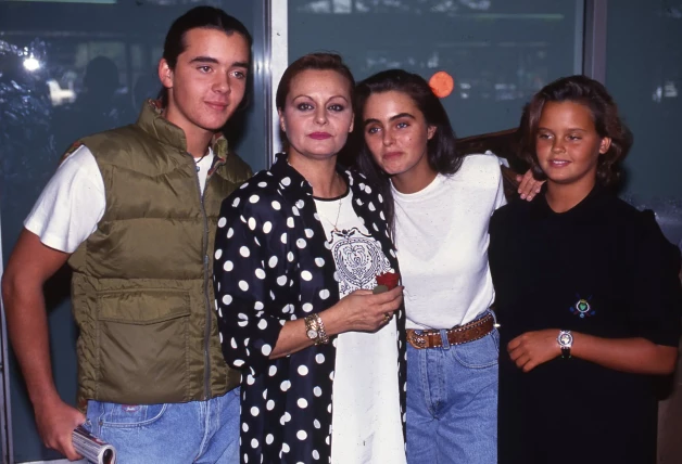 Sheila Dúrcal y Carmen Morales con su madre y su hermano.