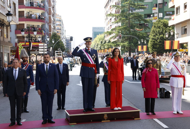Los Reyes presidiendo el acto militar en Oviedo