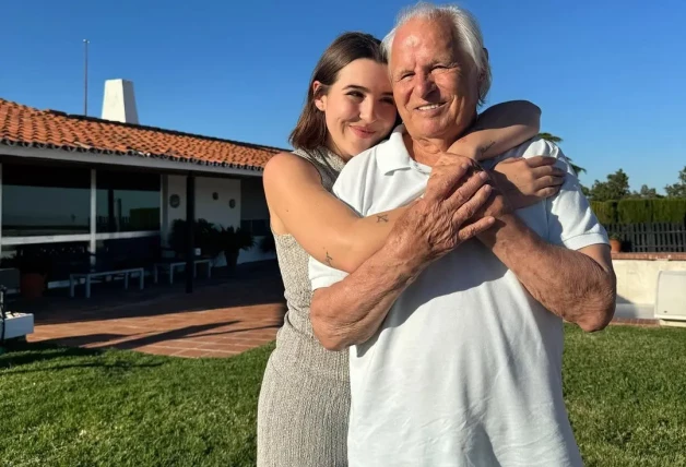 Manuel Benítez 'El Cordobés' con su nieta Alba, hija de Manuel Díaz y Vicky Martín Berrocal