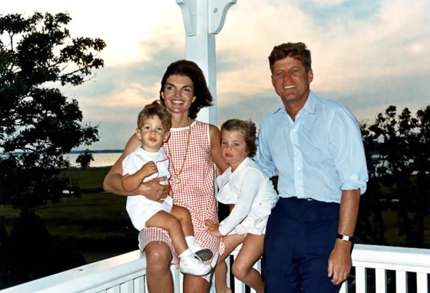 Jackie Kennedy  con su marido y sus hijos