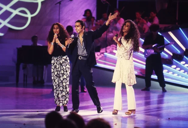 Antonio Flores cantando con sus hermanas