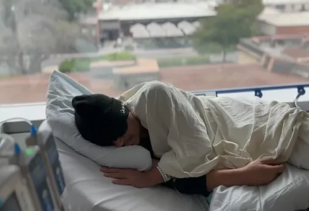 Sergio Peris-Mencheta, en la cama del hospital.