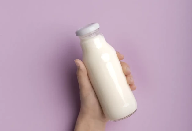 Agitar leche en frasco