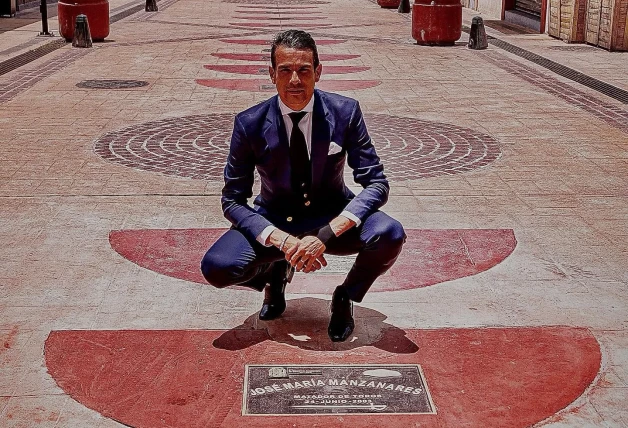 José María Manzanares con su estrella del Paseo de la Fama de Aguascalientes (México).