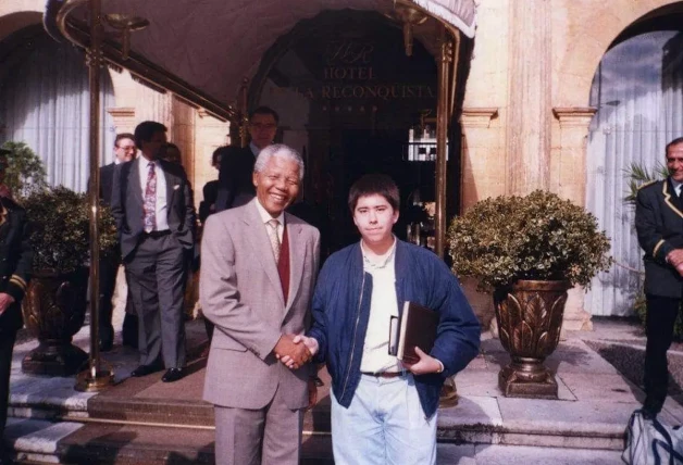 Ander Azcárate con Nelson Mandela