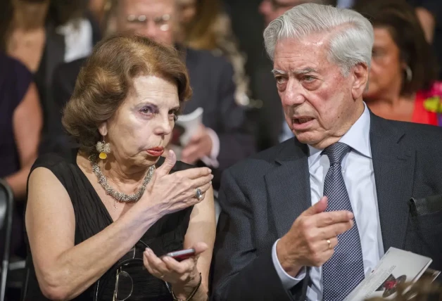 Mario Vargas Llosa con su mujer
