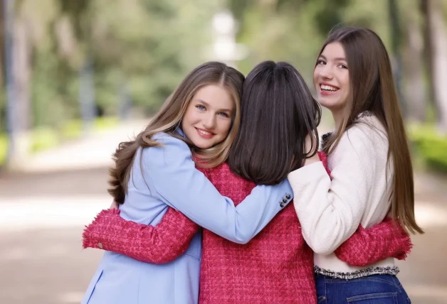 Letizia abraza a sus hijas