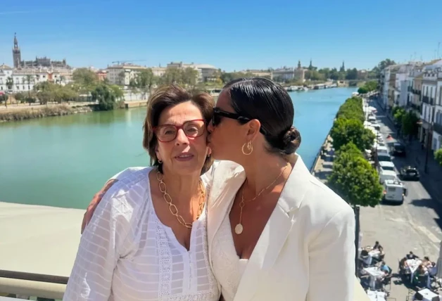 Anabel Pantoja besa a su madre