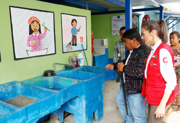 La Reina visita la Escuela Oficial de San José de Chacayá (Guatemala)