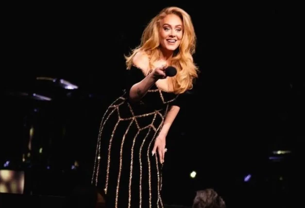 Adele interactuando con el publico