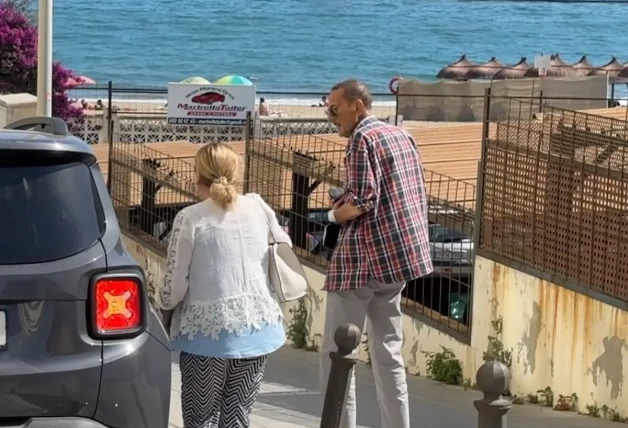 Julián Muñoz y Mayte Zaldívar llegando a un chiringuito tras abandonar el hospital