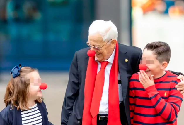 Padre Ángel con unos niños