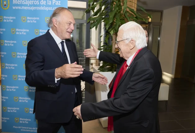 Pedro Piqueras abraza al padre Ángel