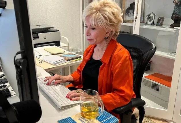 Isabel Allende escribiendo