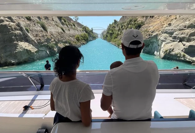 Rafa Nadal y Mery Perelló con su hijo en su yate.