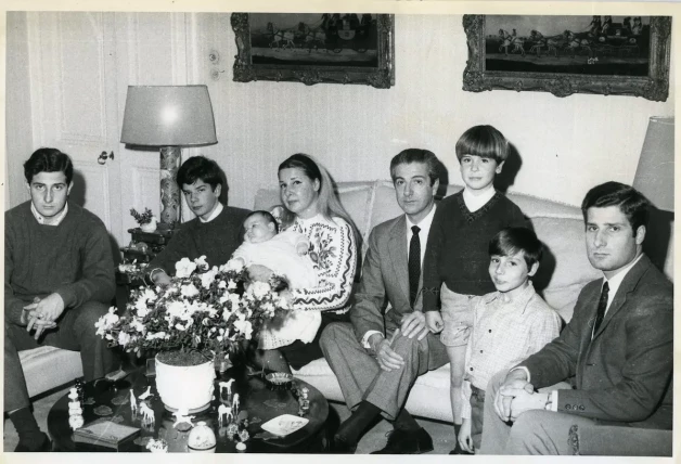 Cayetana y su primer marido, Luis Martínez de Irujo, con sus hijos