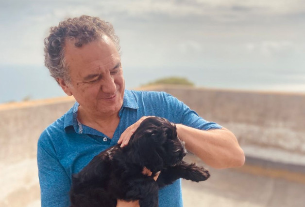Roberto Brasero con su perro, en una imagen de redes sociales