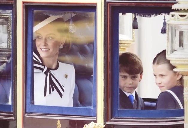 Kate Middleton junto a sus hijos en la carroza