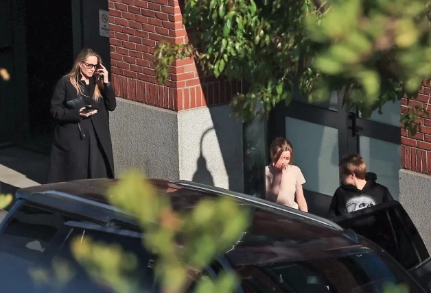 Angelina Jolie y sus hijos van al cine en Pasadena