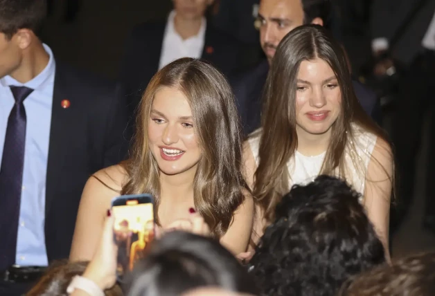 Leonor y Sofía saludando a los jóvenes