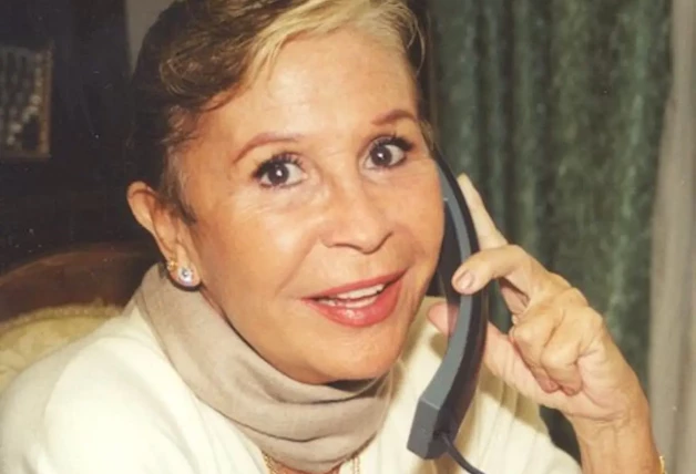 Lina Morgan con un teléfono