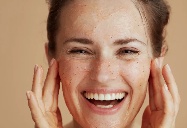 mujer exfoliando