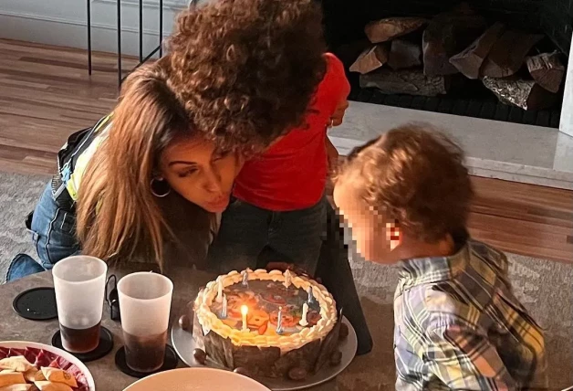 Hiba Abouk y sus dos hijos celebrando el cumpleaños de la actiz.