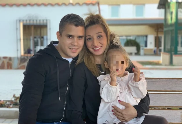 Imagen de la pareja, José Fernando y Michu, con la hija de ambos.