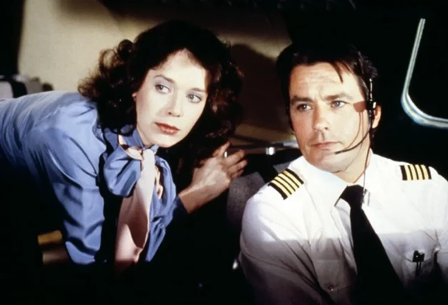 Sylvia Kristel con Alain Delon en la película Aeropuerto 79