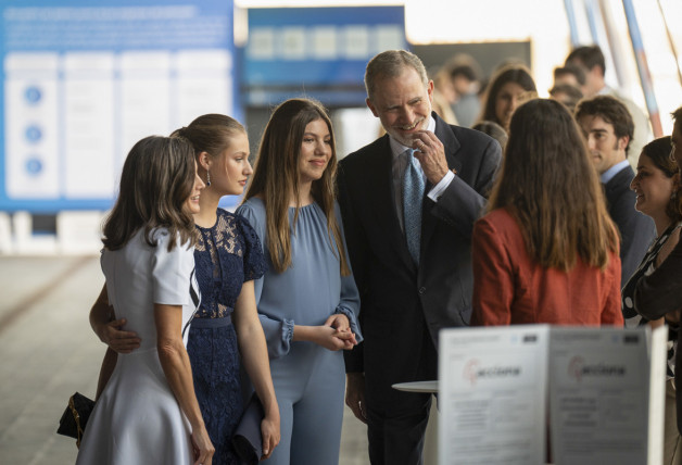 Los Reyes con sus hijas, a su llegada a los Premios Girona 2024