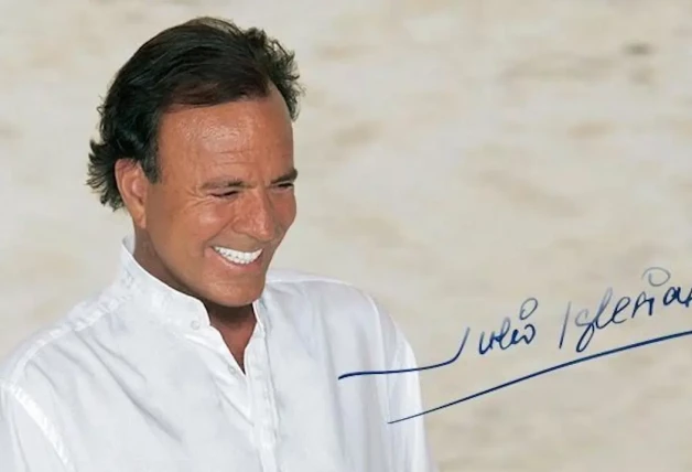 Julio Iglesias firma